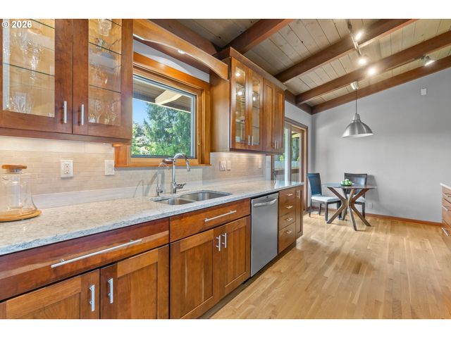 7310 Se CLAY St, Portland, OR 97215