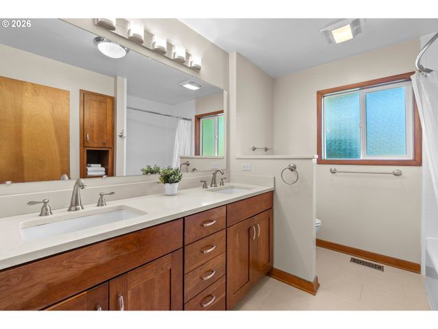 7310 Se CLAY St, Portland, OR 97215