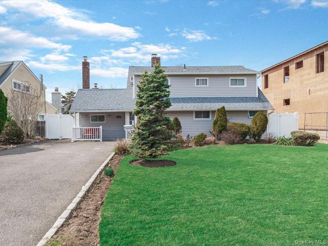 34 Hedge Lane, Westbury, NY 11590