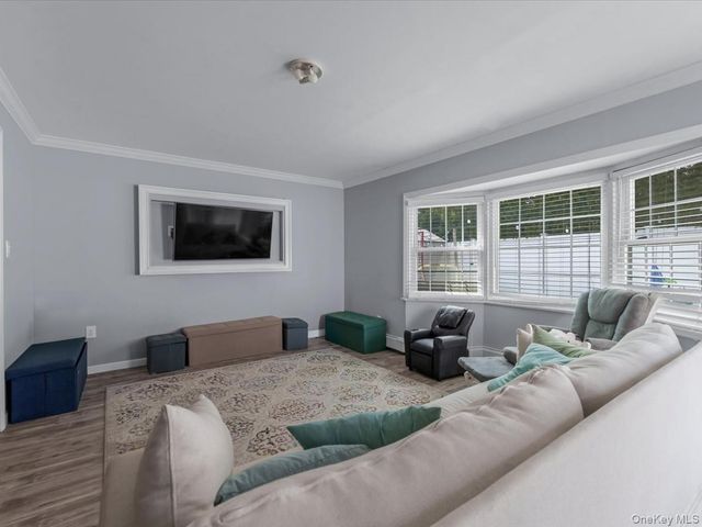 34 Hedge Lane, Westbury, NY 11590