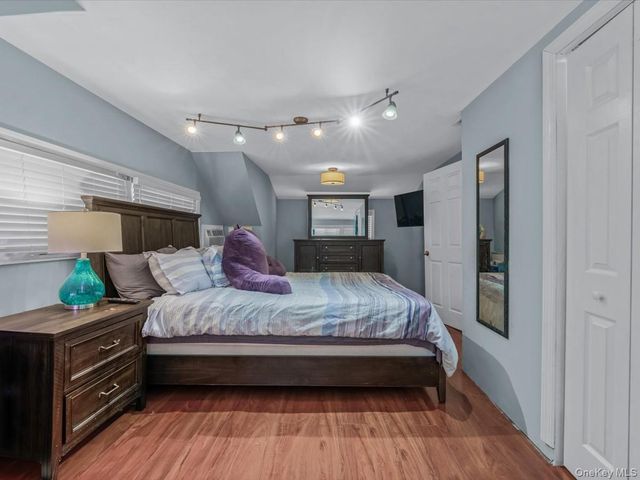 34 Hedge Lane, Westbury, NY 11590