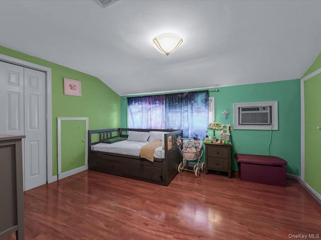 34 Hedge Lane, Westbury, NY 11590