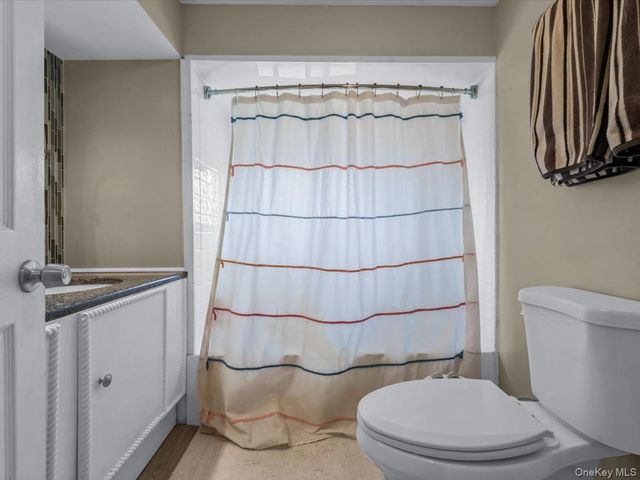34 Hedge Lane, Westbury, NY 11590