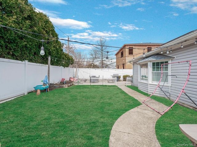 34 Hedge Lane, Westbury, NY 11590