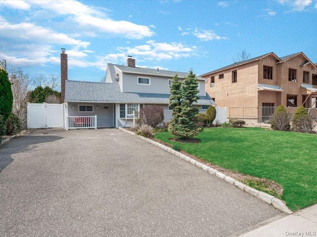 34 Hedge Lane, Westbury, NY 11590
