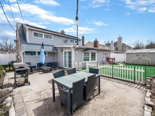 34 Hedge Lane, Westbury, NY 11590