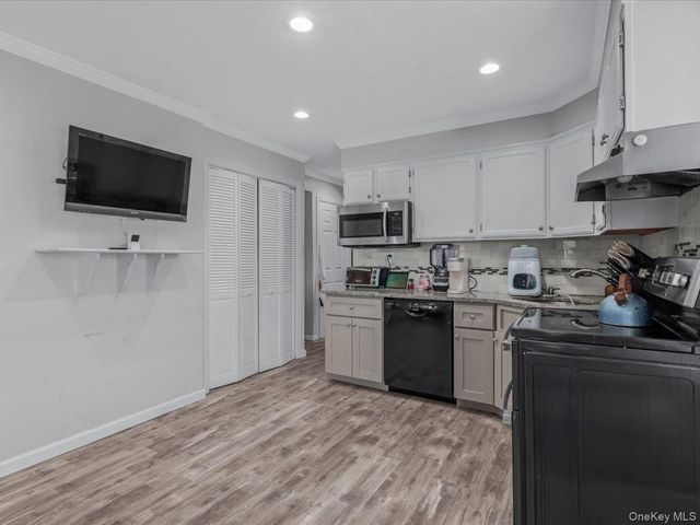 34 Hedge Lane, Westbury, NY 11590
