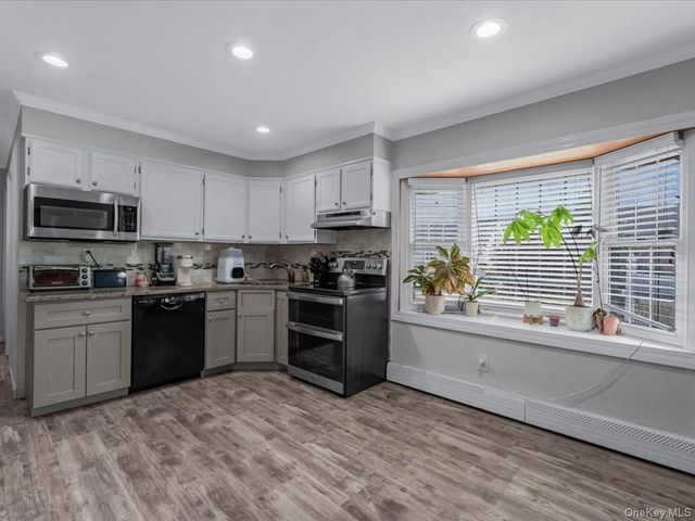 34 Hedge Lane, Westbury, NY 11590