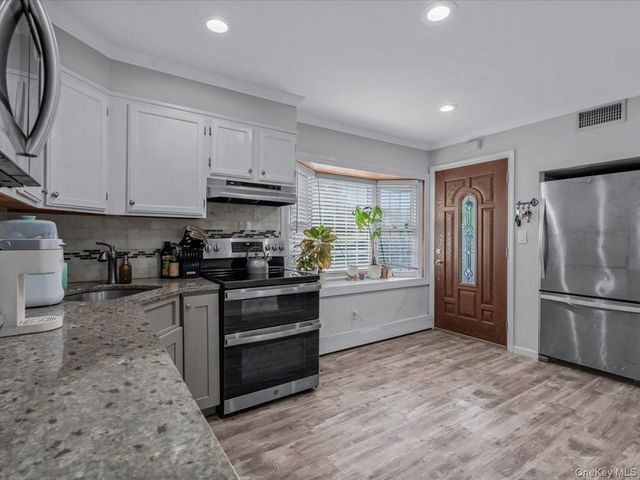 34 Hedge Lane, Westbury, NY 11590