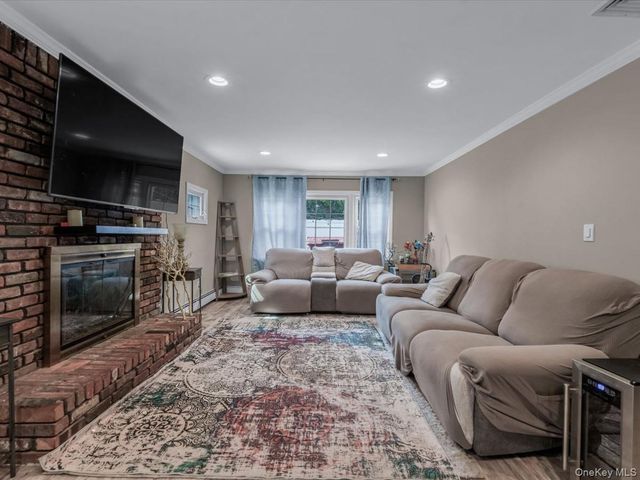 34 Hedge Lane, Westbury, NY 11590