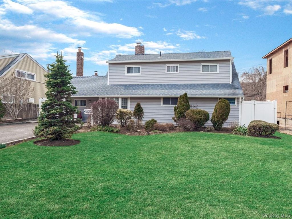 34 Hedge Lane, Westbury, NY 11590