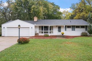 1843 Roselawn Avenue W, Roseville, MN 55113