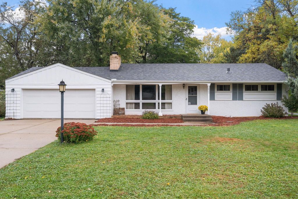 1843 Roselawn Avenue W, Roseville, MN 55113