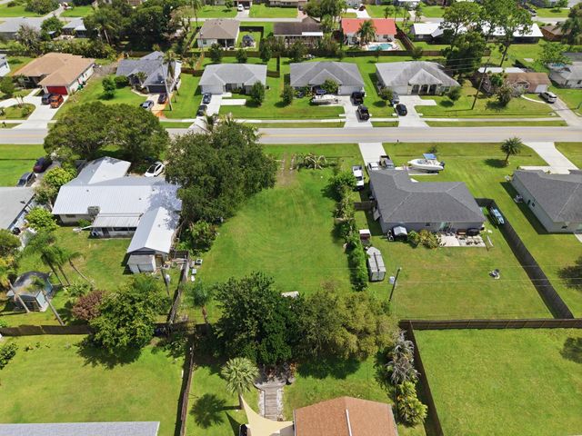 719 SE Thornhill Drive, Port St. Lucie, FL 34983