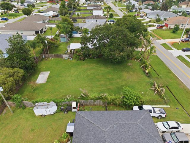 719 SE Thornhill Drive, Port St. Lucie, FL 34983