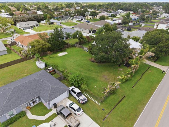 719 SE Thornhill Drive, Port St. Lucie, FL 34983
