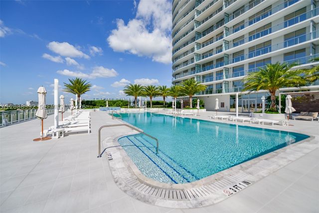 2411 Laguna Cir. 807, North Miami, FL 33181