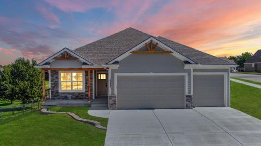 506 Blackhawke Drive, Smithville, MO 64089