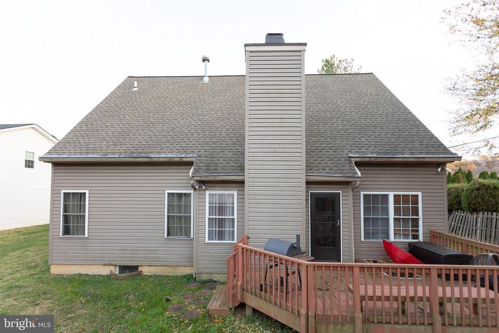 Image 4 of property listing at 356 N STATE RD, Springfield, PA 19064