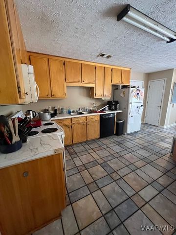 94 Rives Mill Loop, Deatsville, AL 36022