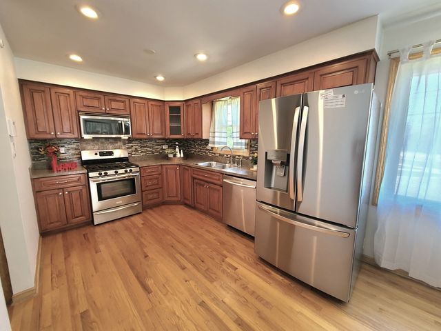 8436 Moody Avenue, Burbank, IL 60459