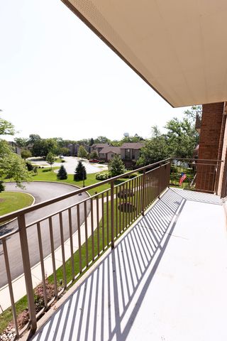 701 Lake Hinsdale Drive 306, Willowbrook, IL 60527