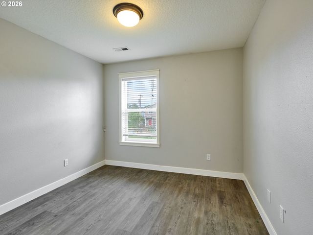 1025 Se MILLRIGHT Ave, Mc Minnville, OR 97128