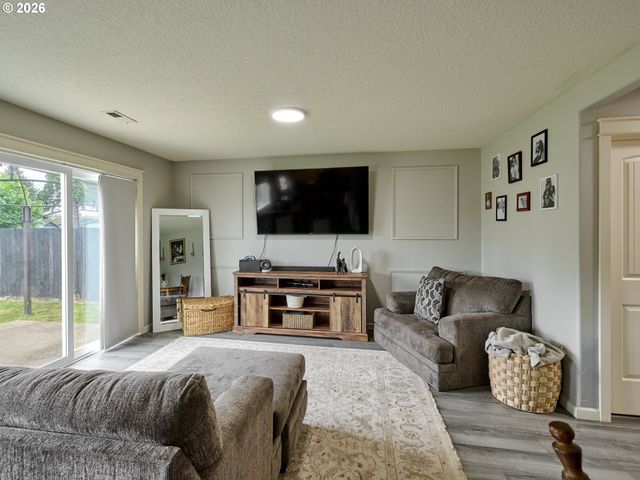 1025 Se MILLRIGHT Ave, Mc Minnville, OR 97128