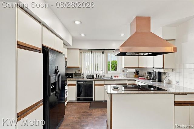 17700 Adrian Road, Southfield, MI 48075