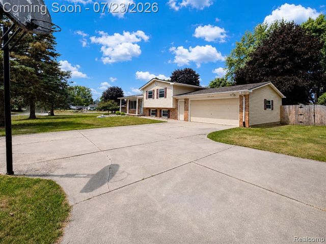 6534 Meadowwood Lane, Grand Blanc, MI 48439