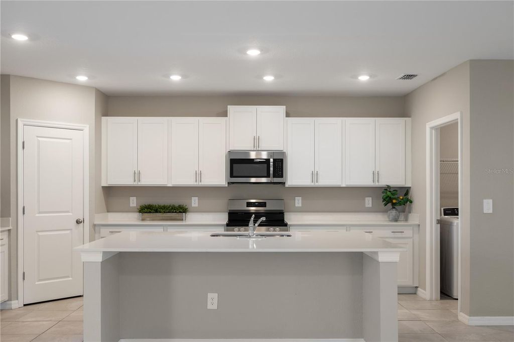 Image 6 of property listing at 13980 LILAC SKY TERRACE, Bradenton, FL 34211