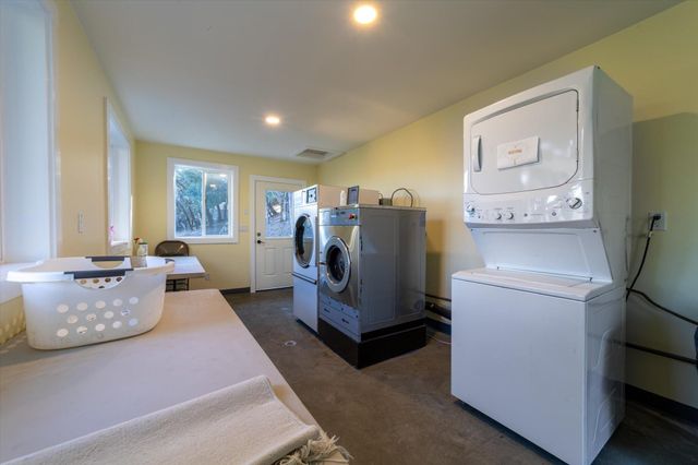 220 Harmony Lane, Garberville, CA 95542