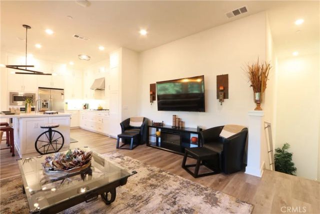 129 Carlow, Irvine, CA 92618