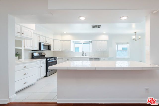 325 W Elm Avenue, Burbank, CA 91506