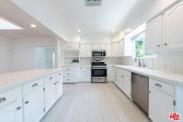 325 W Elm Avenue, Burbank, CA 91506