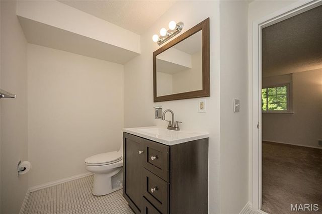 737 Country Heights Court, Manchester, MO 63021
