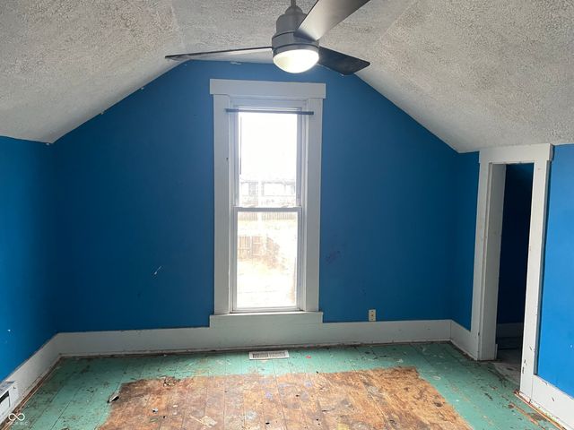 32 N McCullum Street, Knightstown, IN 46148