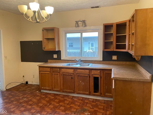 32 N McCullum Street, Knightstown, IN 46148