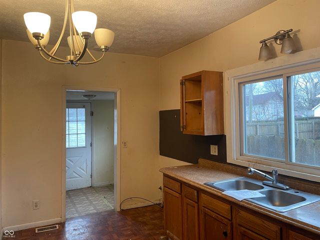 32 N McCullum Street, Knightstown, IN 46148