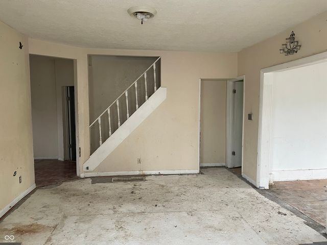 32 N McCullum Street, Knightstown, IN 46148