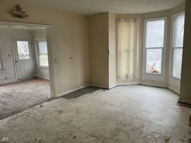 32 N McCullum Street, Knightstown, IN 46148