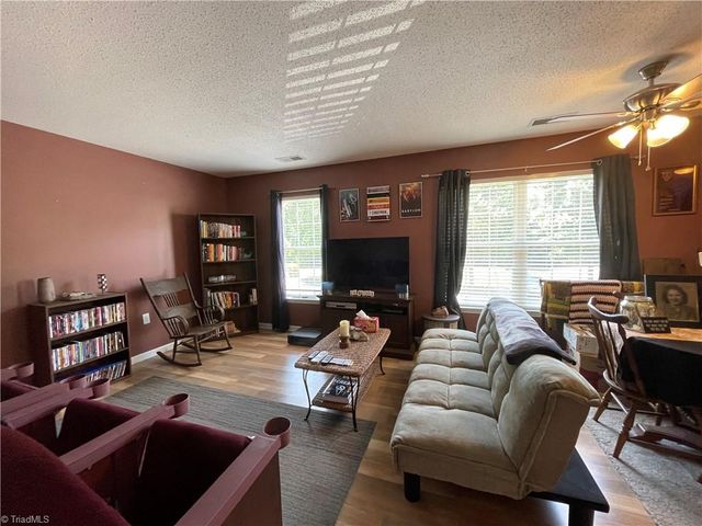 1920 Crest Hollow Drive, Winston-salem, NC 27127