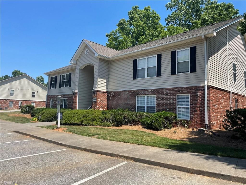 1920 Crest Hollow Drive, Winston-salem, NC 27127