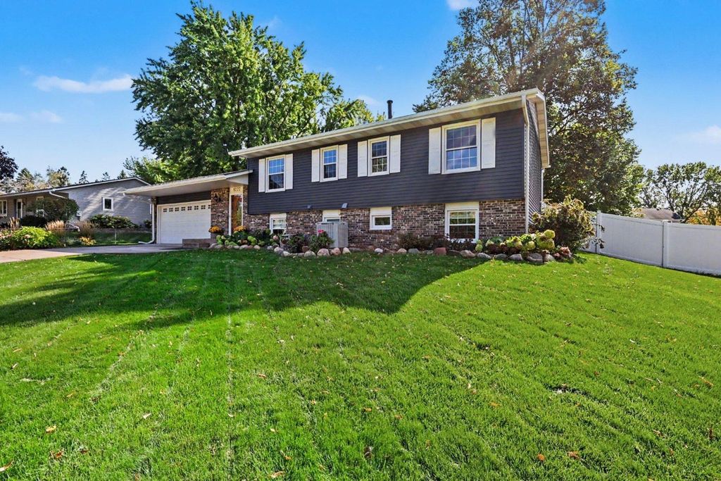 8227 76th Street S, Cottage Grove, MN 55016 — exterior
