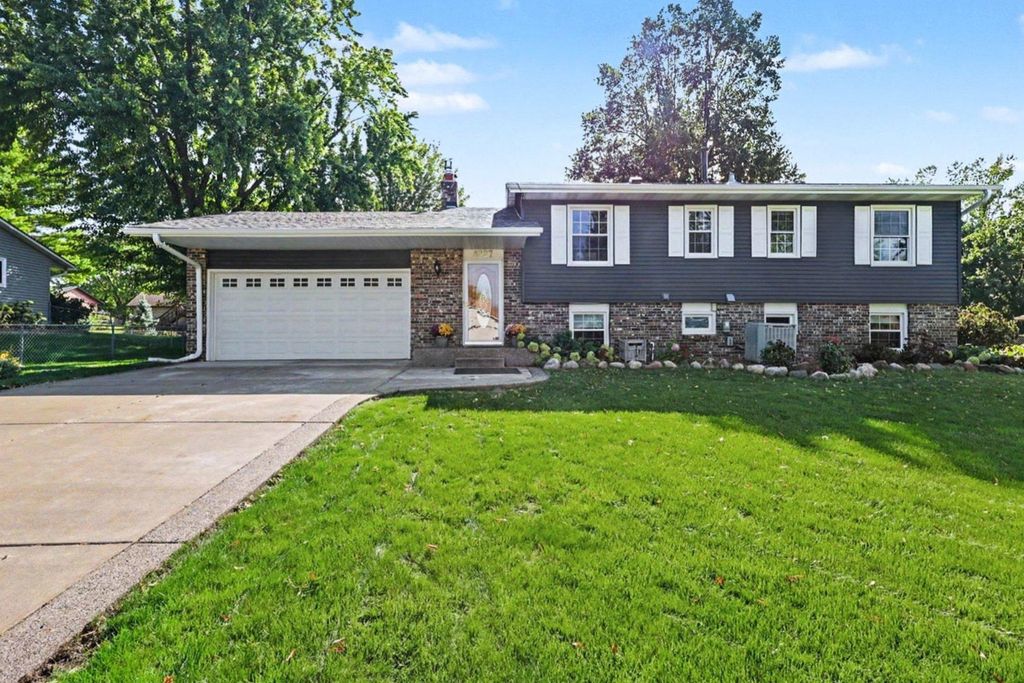 8227 76th Street S, Cottage Grove, MN 55016 — photo 2