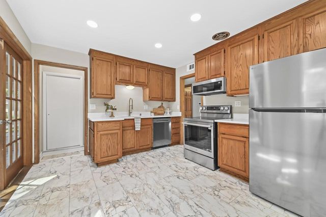 5737 N Sievers PLACE, Glendale, WI 53209