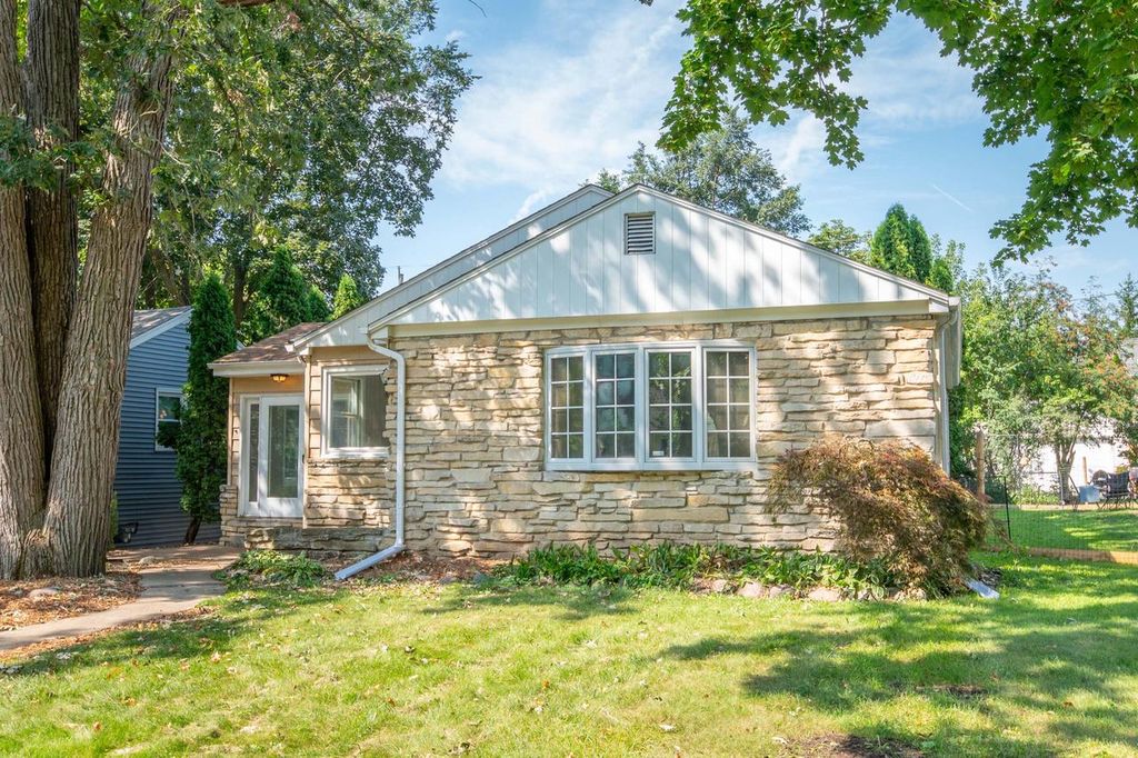 5737 N Sievers PLACE, Glendale, WI 53209