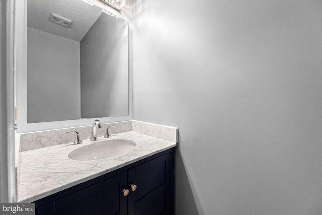 66 CHEVERNY CT, Hamilton, NJ 08619