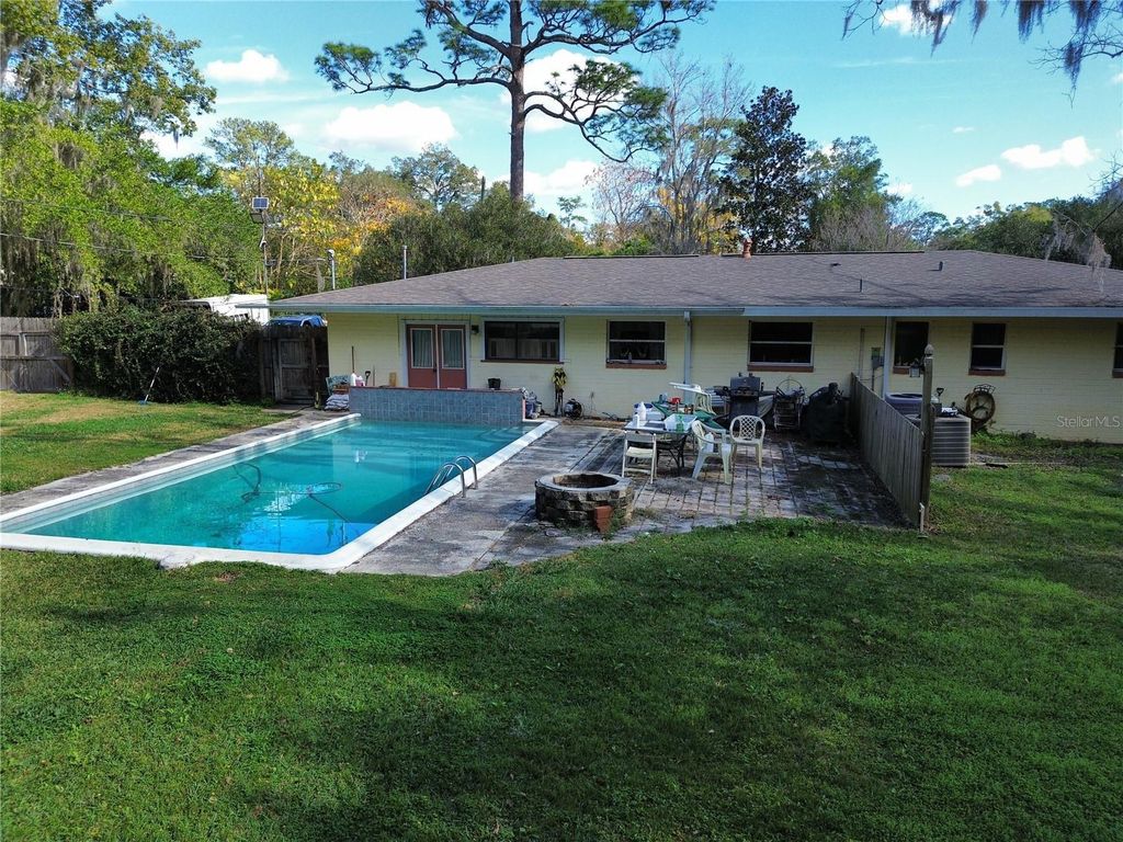 Image 6 of property listing at 1324 SE 33RD TERRACE, Ocala, FL 34471