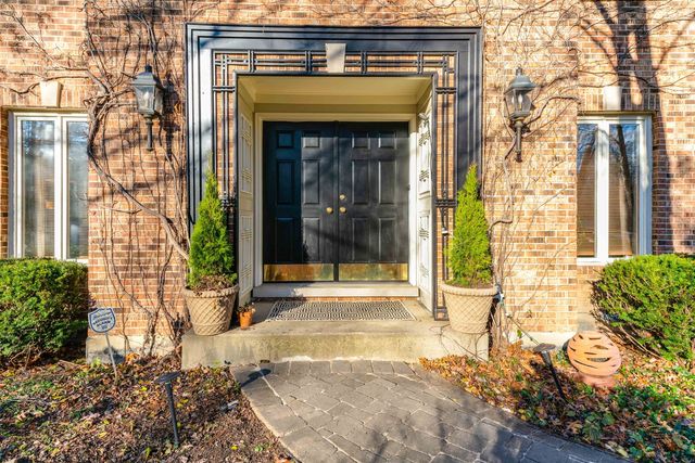 1 Astor Court, Lincolnshire, IL 60045